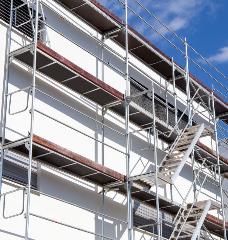 Fassadensanierung | Gerüst an weißer Fassade eines Hauses